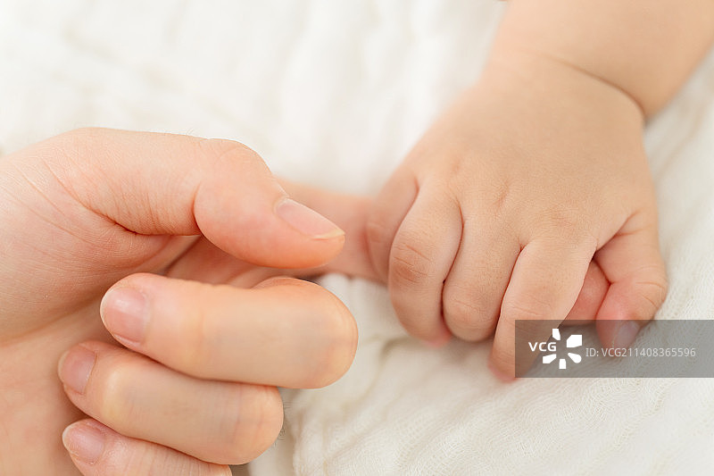妈妈的手牵着宝宝的手图片素材