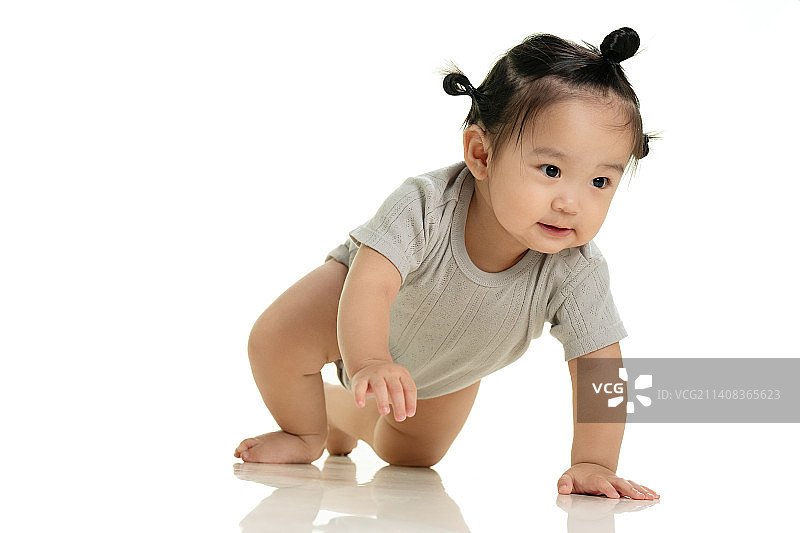可爱的女宝宝在地板上玩耍图片素材
