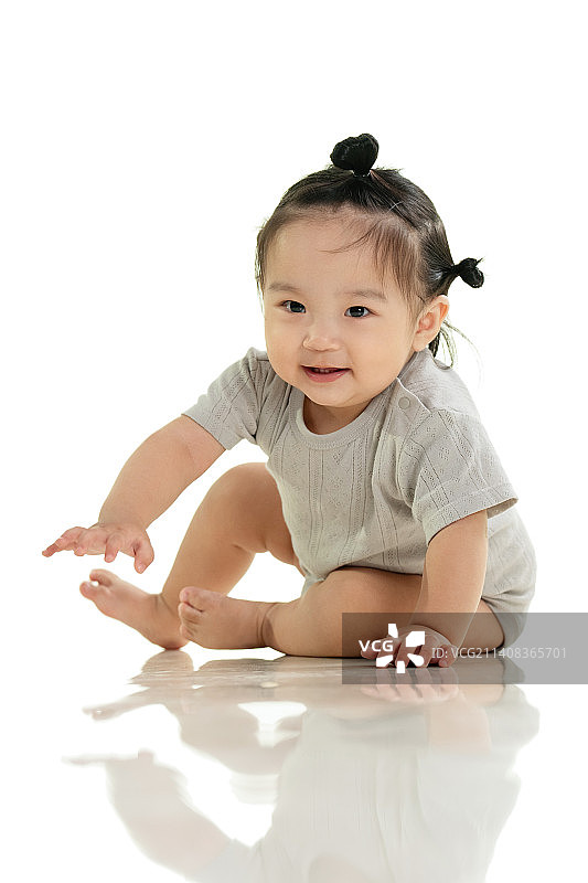 可爱的女宝宝在地板上玩耍图片素材
