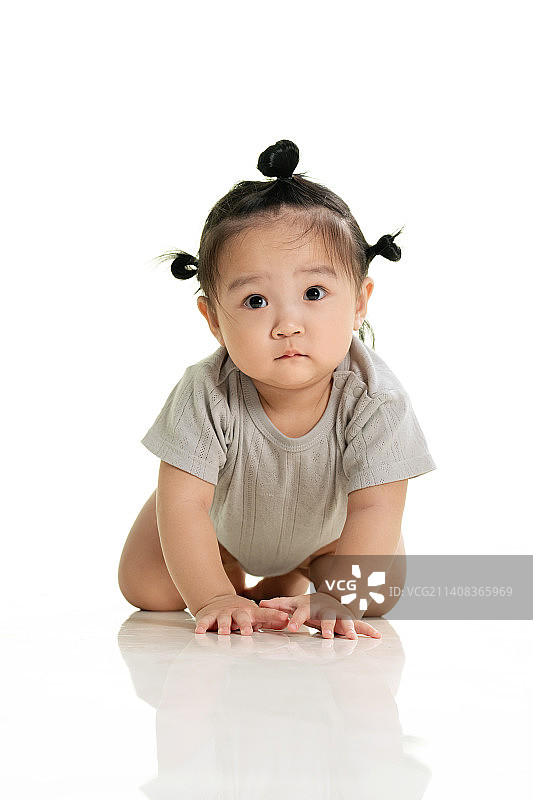 可爱的女宝宝在地板上玩耍图片素材