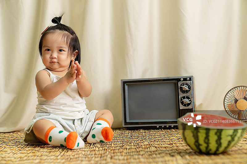 可爱的女宝宝吃西瓜图片素材