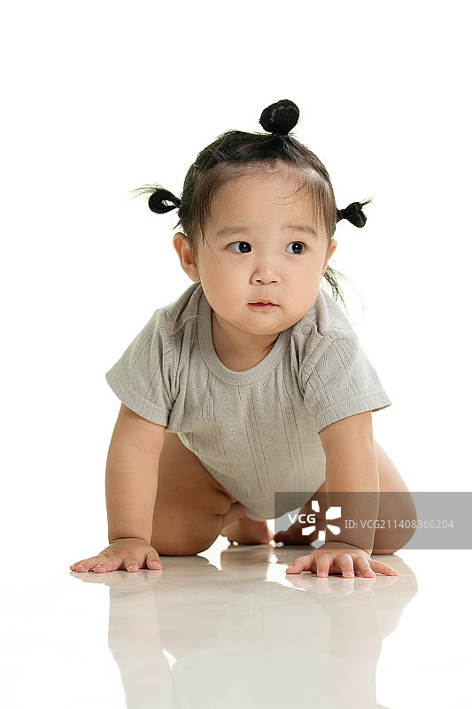 可爱的女宝宝在地板上玩耍图片素材
