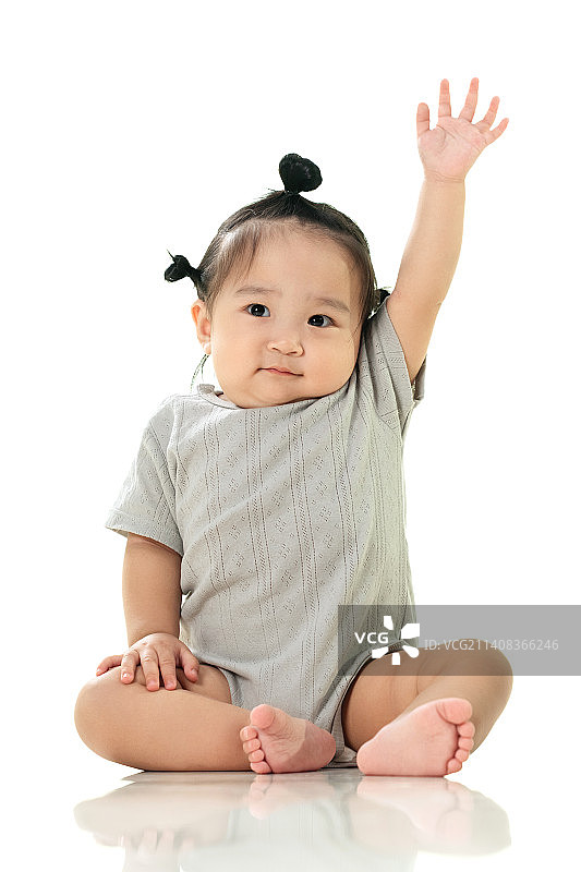 可爱的女宝宝在地板上玩耍图片素材