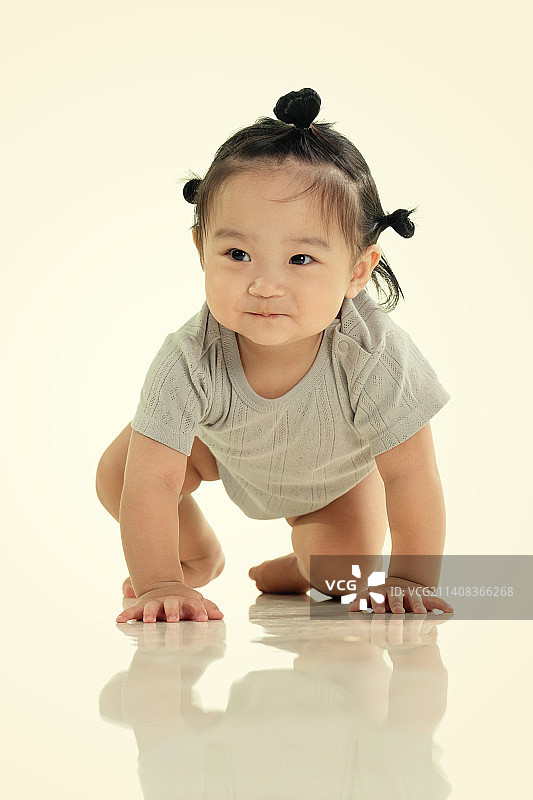 可爱的女宝宝在地板上玩耍图片素材