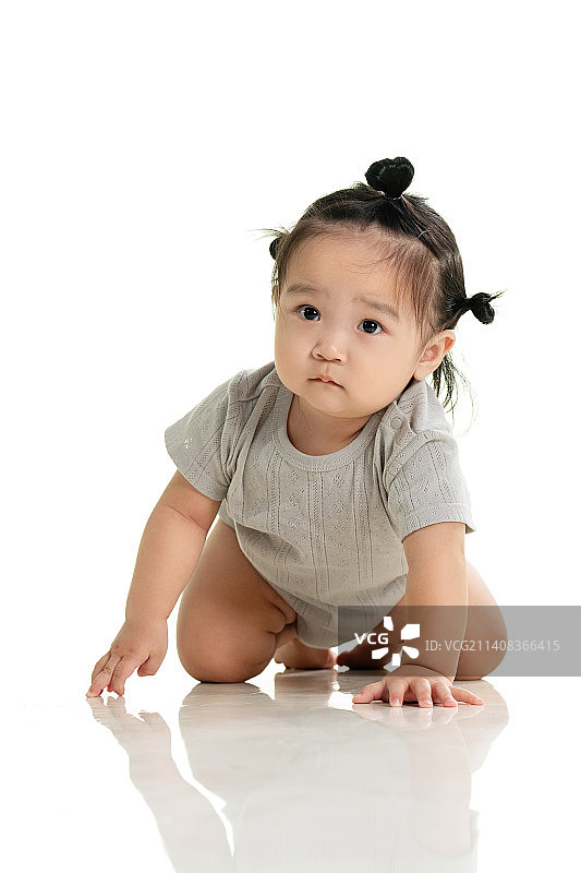 可爱的女宝宝在地板上玩耍图片素材