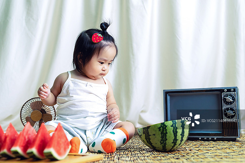 可爱的女宝宝吃西瓜图片素材