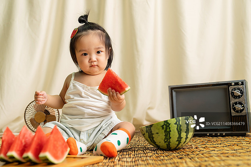 可爱的女宝宝吃西瓜图片素材
