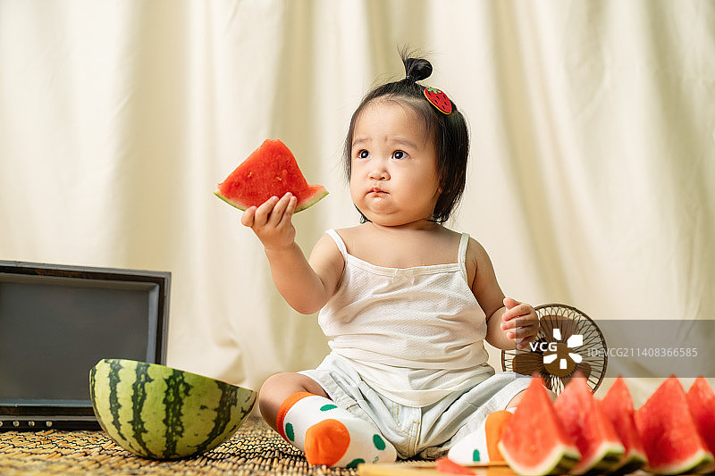 可爱的女宝宝吃西瓜图片素材
