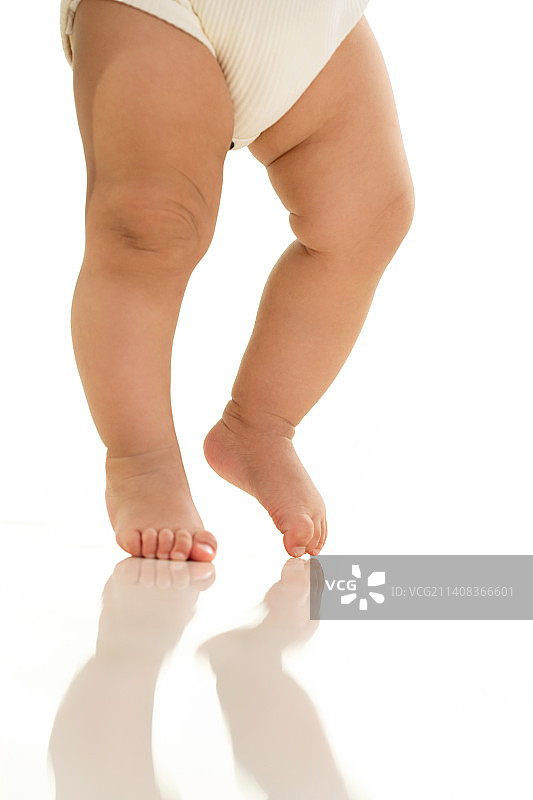 可爱宝宝学走路图片素材