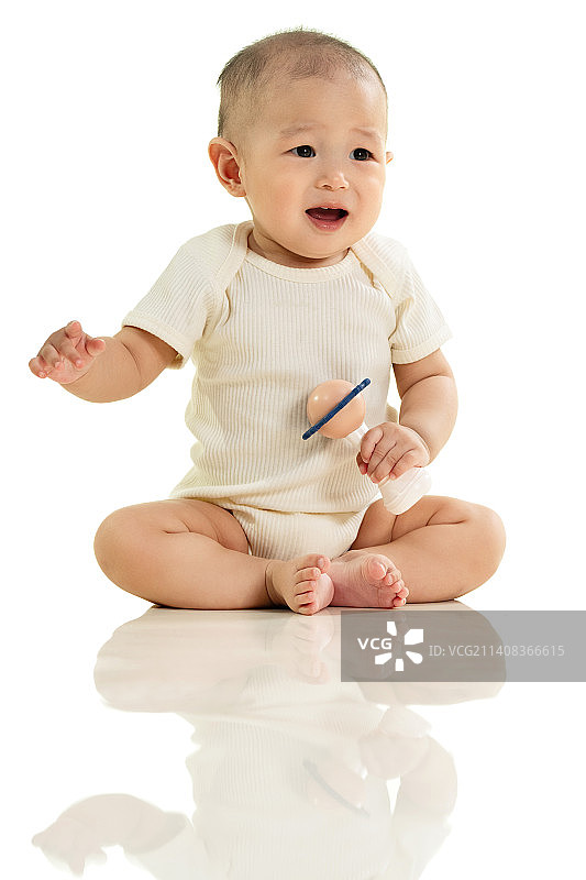 可爱宝宝坐在地板上玩耍图片素材