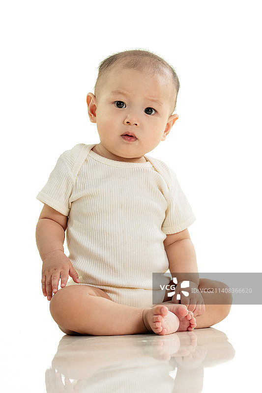 可爱宝宝坐在地板上玩耍图片素材