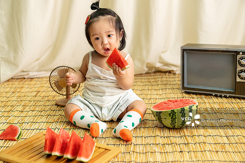 可爱的女宝宝吃西瓜图片素材