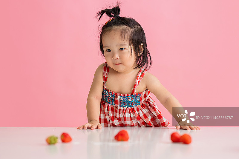 可爱的女宝宝玩耍图片素材