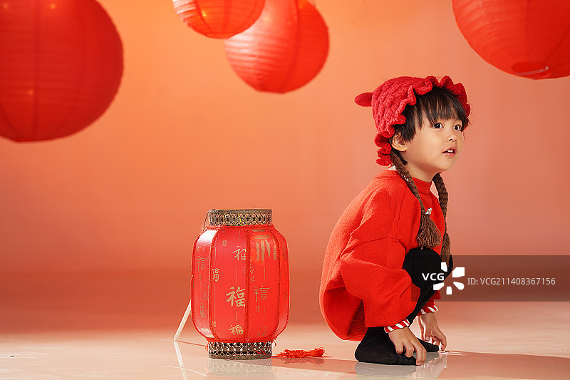 可爱的东方儿童和灯笼图片素材