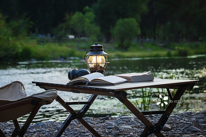户外桌子上的书和耳机图片素材