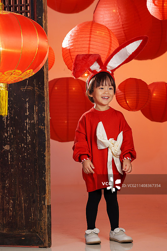 可爱的东方儿童庆扮演兔子迎新年图片素材