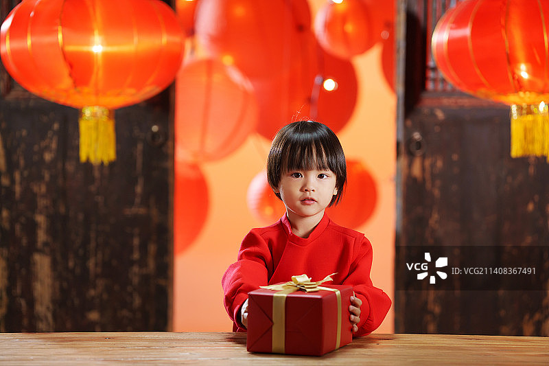 可爱的小男孩和新年礼物图片素材