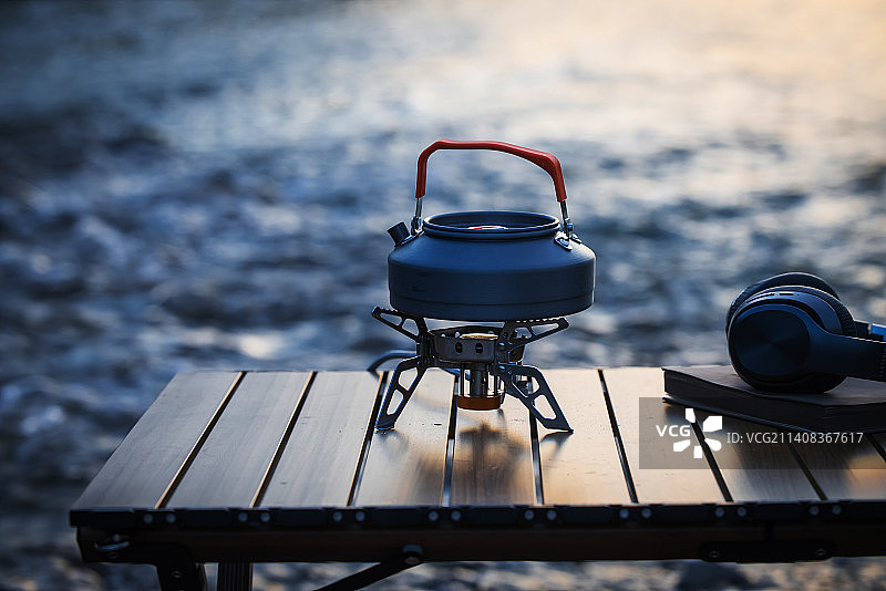 户外桌子上的书和耳机图片素材