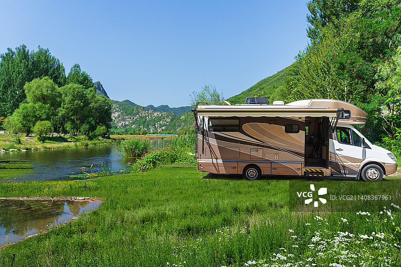 户外草地上的房车图片素材
