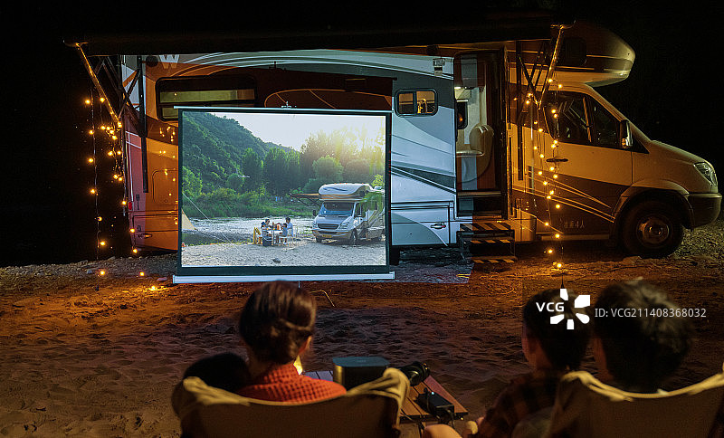 夜晚在户外露营的四口之家图片素材