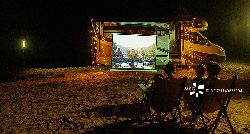 夜晚在户外露营的四口之家图片素材