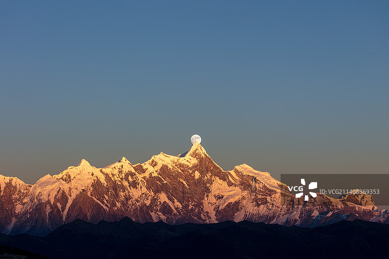 西藏林芝南迦巴瓦日落悬月图片素材