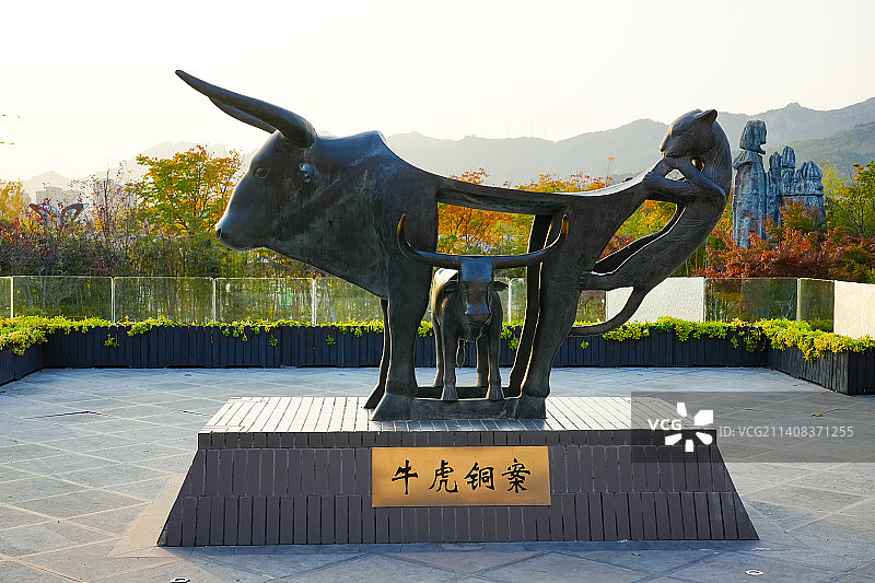 青岛世博园云南园 牛虎铜案主题雕塑图片素材