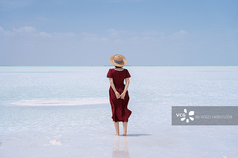 在东台吉乃尔湖拍写真留作纪念的女性游客图片素材