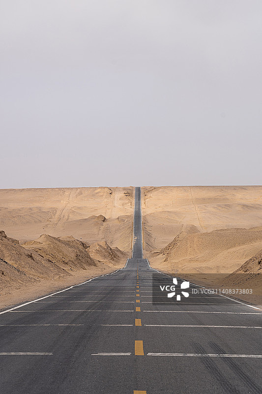 青海省海西蒙古族藏族自治州格尔木市G315国道 网红公路 U型公路图片素材