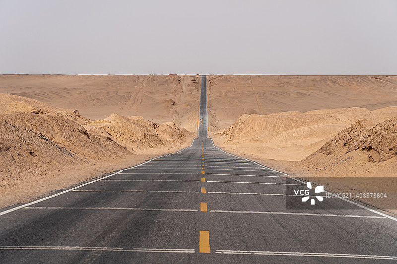 青海省海西蒙古族藏族自治州格尔木市G315国道 网红公路 U型公路图片素材