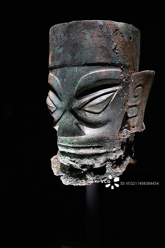 四川广汉三星堆遗址博物馆藏青铜人头像图片素材