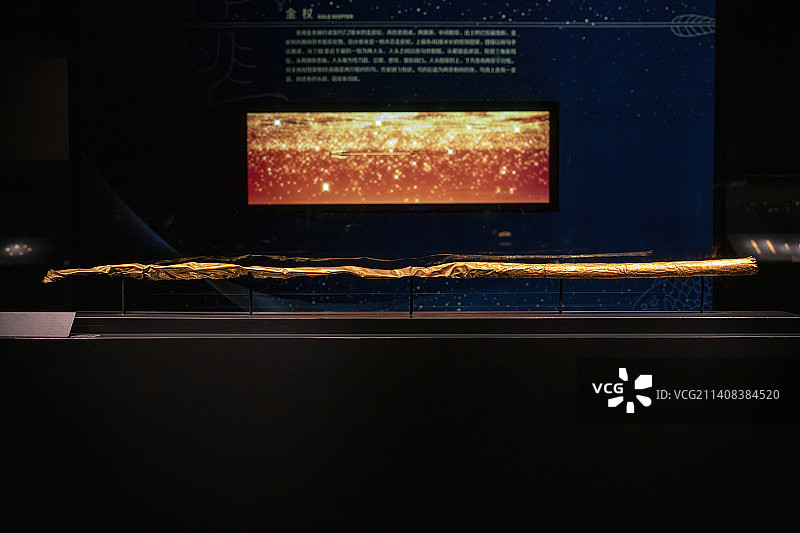 四川广汉三星堆遗址博物馆鱼鸟纹黄金权杖图片素材