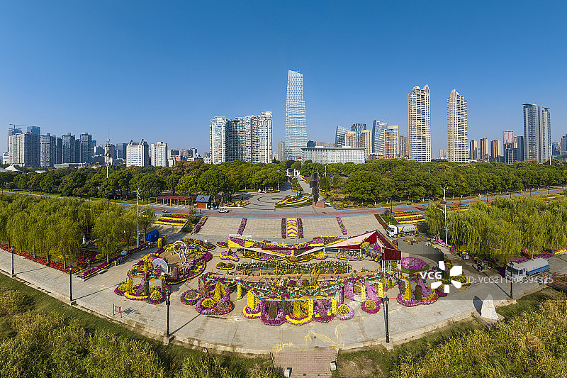 武汉市江岸区汉口江滩第39届武汉金秋菊展与武汉地标同框图片素材