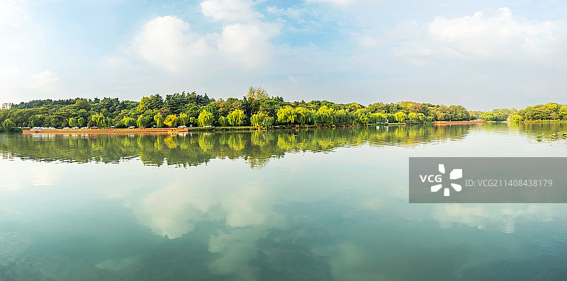 秋天秋高气爽下扬州蜀岗瘦西湖风景区、保障湖、宋夹城体育休闲公园风光图片素材