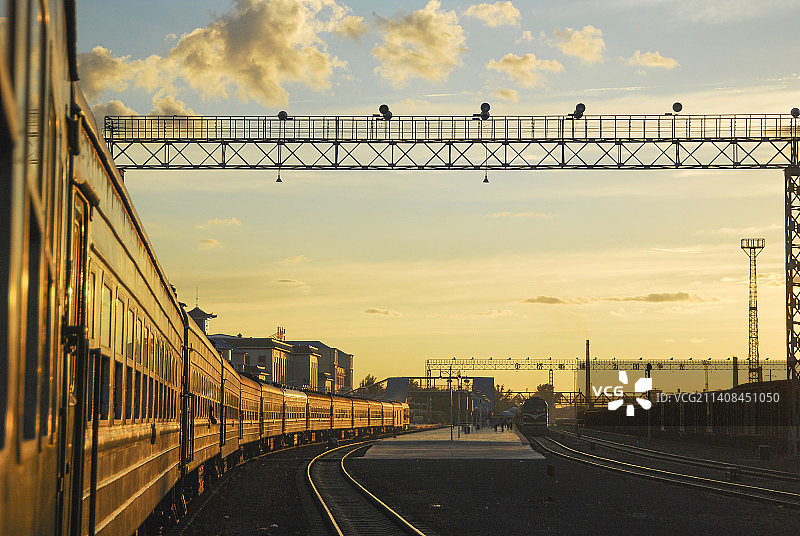 旅客列车夕阳下驶进满洲里站图片素材