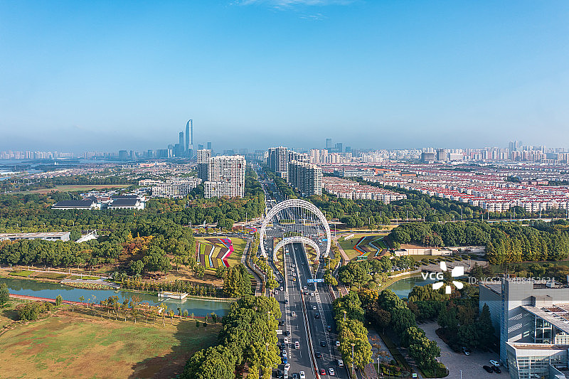 苏州园区清晨高峰期的星湖街图片素材