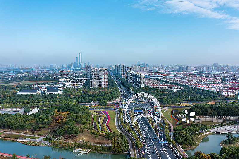 苏州园区清晨高峰期的星湖街图片素材