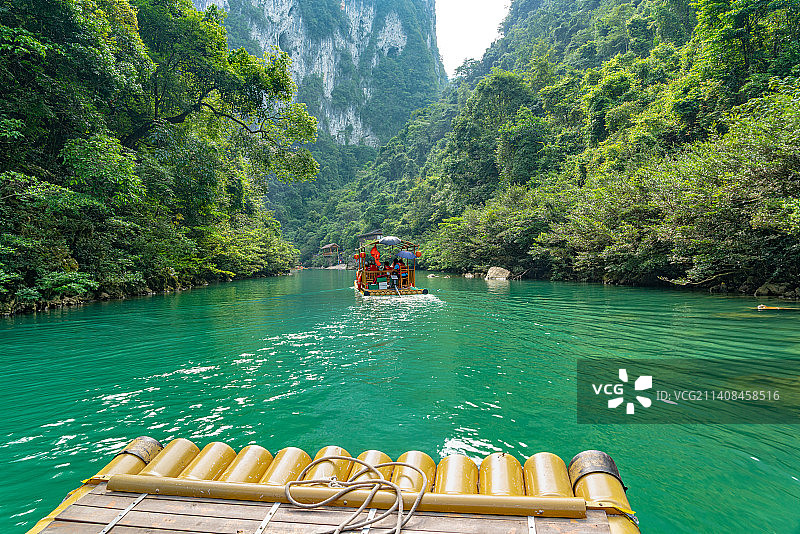 中国贵州省黔南布依族苗族自治州有原始森林峡谷和湖水的荔波大七孔风景区图片素材