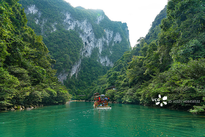 中国贵州省黔南布依族苗族自治州有原始森林峡谷和湖水的荔波大七孔风景区图片素材