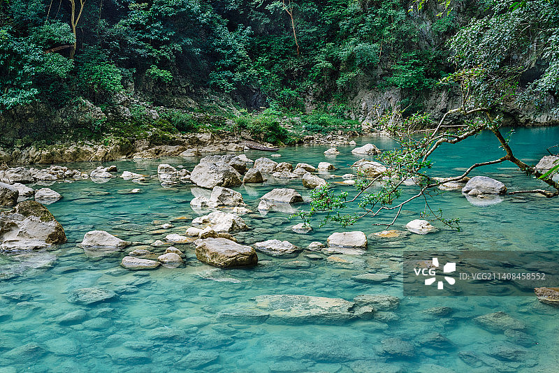 中国贵州省黔南布依族苗族自治州有原始森林峡谷和湖水的荔波大七孔风景区图片素材
