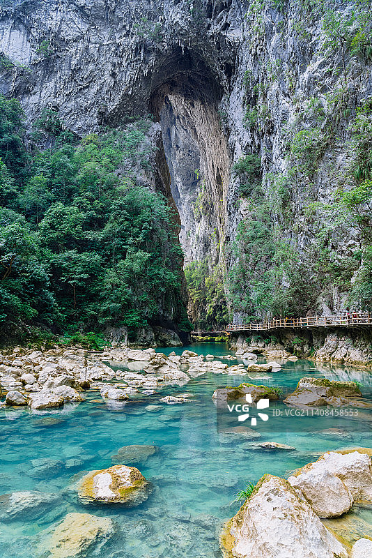 中国贵州省黔南布依族苗族自治州有原始森林峡谷和湖水的荔波大七孔风景区图片素材
