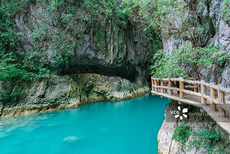 中国贵州省黔南布依族苗族自治州有原始森林峡谷和湖水的荔波大七孔风景区图片素材