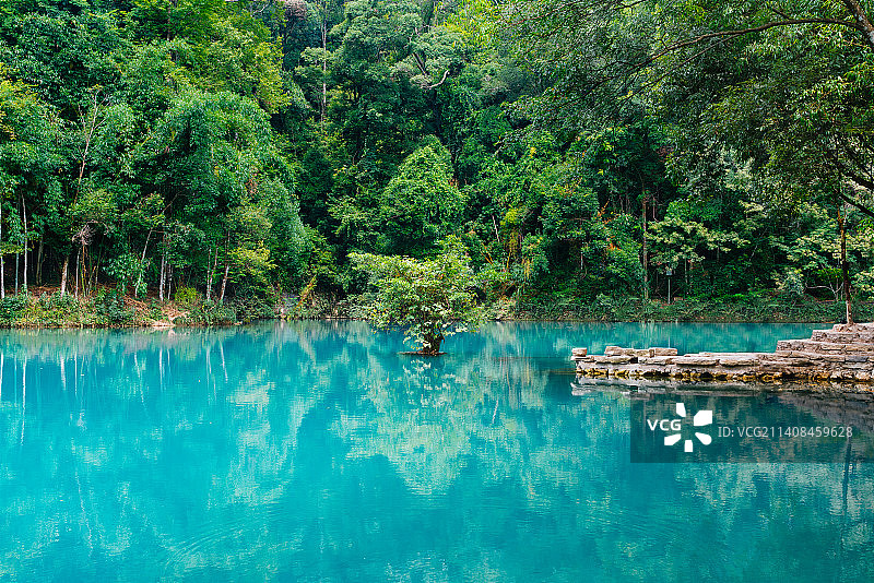 中国贵州省黔南布依族苗族自治州有原始森林峡谷和瀑布的荔波小七孔风景区图片素材