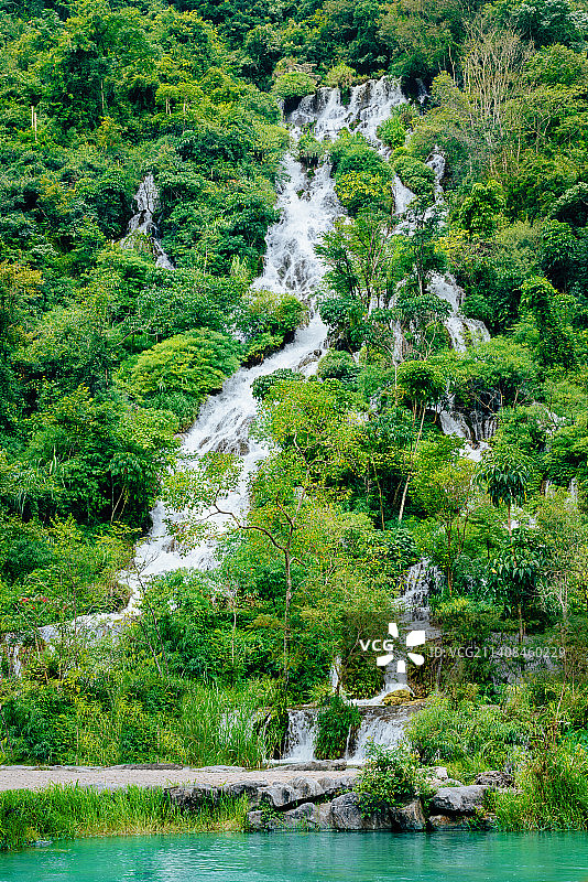 中国贵州省黔南布依族苗族自治州有原始森林峡谷和瀑布的荔波小七孔风景区的翠谷瀑布图片素材