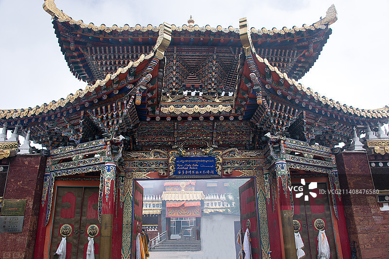 甘肃甘南合作市米拉日巴佛阁的藏族寺庙建筑图片素材