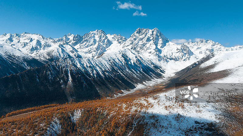 云南迪庆藏族自治州白马雪山秋季彩林航拍风光图片素材