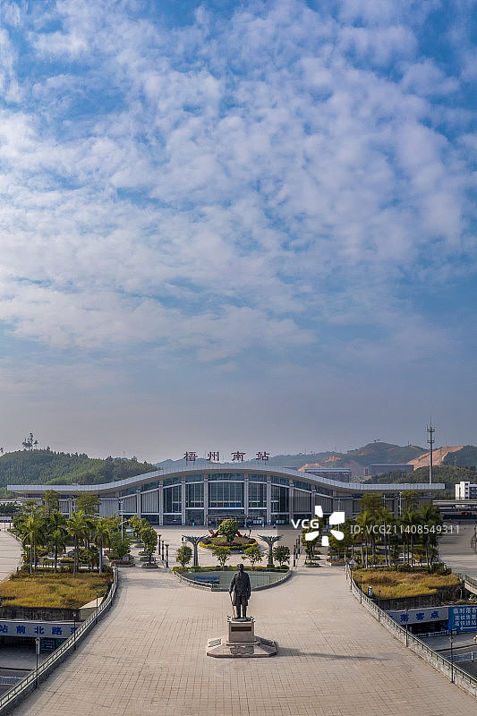 蓝天白云下的梧州南站图片素材
