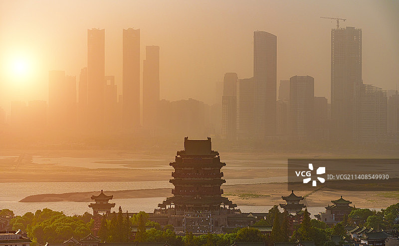 夕阳下的红谷滩与滕王阁图片素材