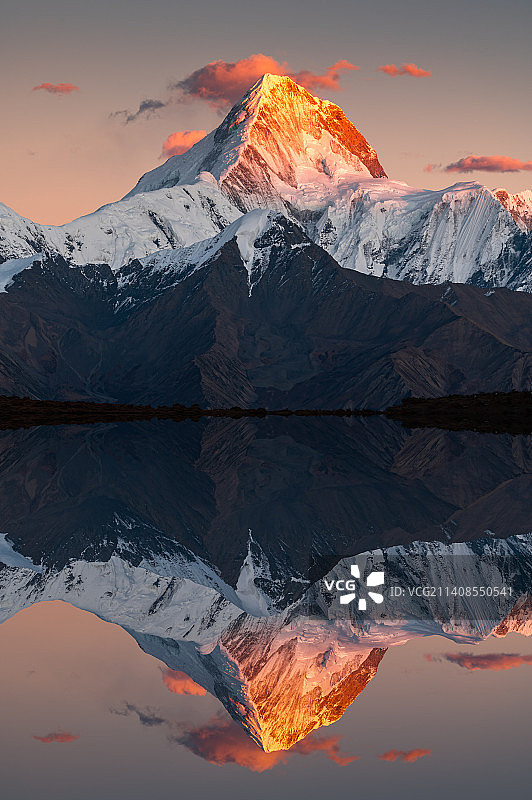 贡嘎雪山倒影图片素材