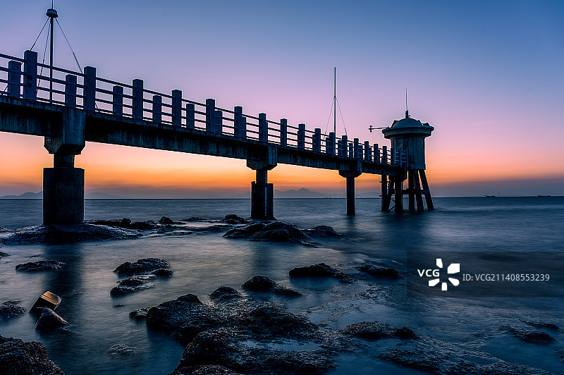 中国珠海城市景观淇澳岛水文塔晨曦风光图片素材